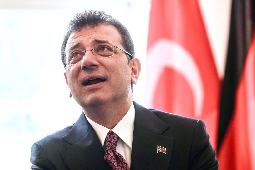 Ekrem Imamoglu, Oberbürgermeister von Istanbul, steht bei einem Empfang im Rathaus vor einer türkischen Fahne.