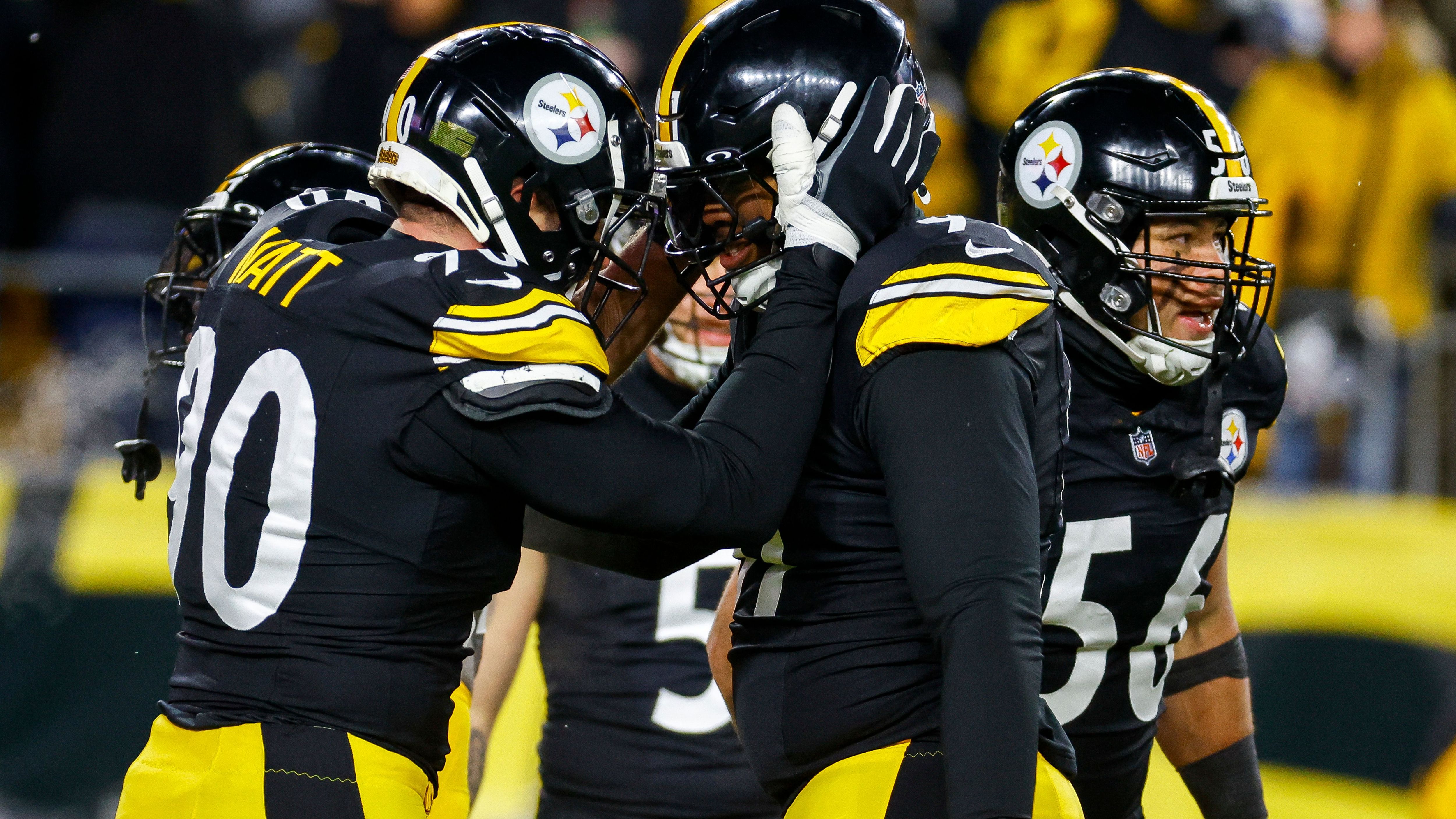 <strong>NFL: Top-Verdiener nach Position</strong><br>Es regnet Geld in Pittsburgh - und wie! Die Steelers haben ihren Defense-Superstar T.J. Watt mit einem neuen Vertrag ausgestattet, der den bisherigen Rekord-Deal in der <a href="https://www.ran.de/sports/american-football/nfl">NFL</a>&nbsp;bei den Outside Linebackern pulverisiert. <strong><em>ran</em></strong> zeigt die Top-Verdiener der einzelnen Positionen, basierend auf durchschnittlichem Jahresgehalt (Quelle, spotrac.com, Stand: 17. Juli)