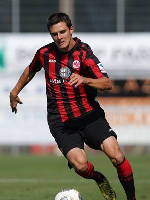 
                <strong>Eintracht Frankfurt Heimtrikot</strong><br>
                Die größte Neuerung beim Dress von Eintracht Frankfurt gab es beim Sponsor. Ab sofort prangt der Automobilhersteller Alfa Romeo auf der Brust von Schwegler und Co.
              