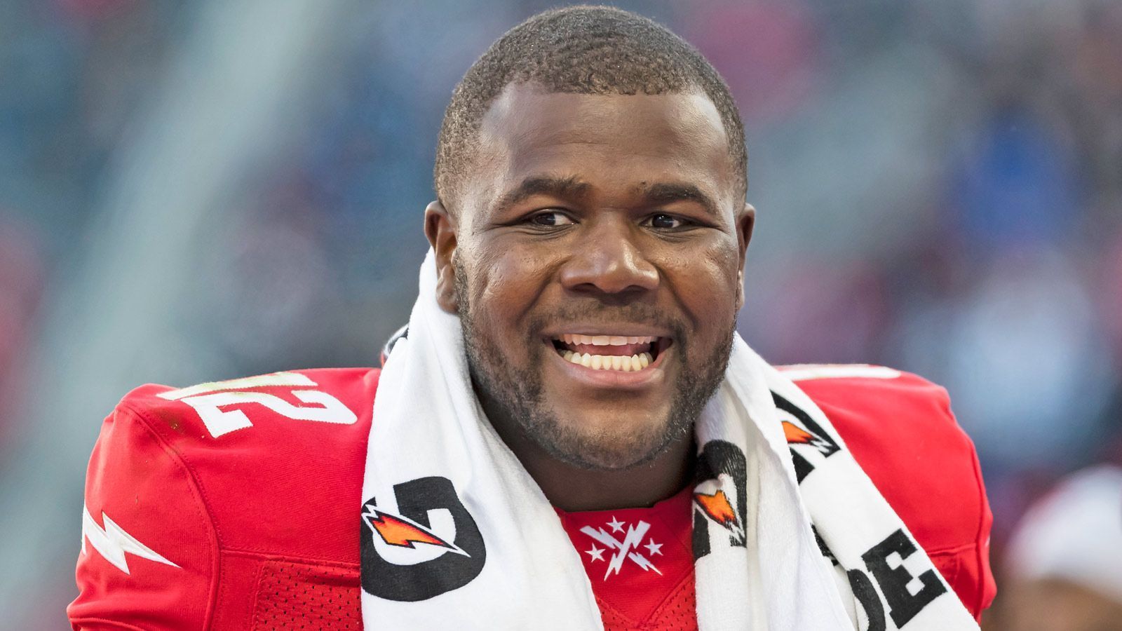 
                <strong>Cardale Jones (Starting-Quarterback DC Defenders) </strong><br>
                Cardale Jones wurde 2016 im NFL-Draft in der vierten Runde von den Buffalo Bills gezogen und erhielt dort einen Rookie-Vertrag. Nach einem Jahr als zweiter Back-Up von Tyrod Taylor wurde er von Practice Squad zu Practice Squad geschickt, wo er sich jedoch nie lange halten konnte. Im Oktober unterzeichnete er schließlich einen Vertrag bei den DC Defenders in der XFL. Er ist bislang wohl die größte Entdeckung auf der Quarterback-Position, so führt er nach überzeugenden Leistungen mit den DC Defenders die XFL East nach zwei Spieltagen an. 
              