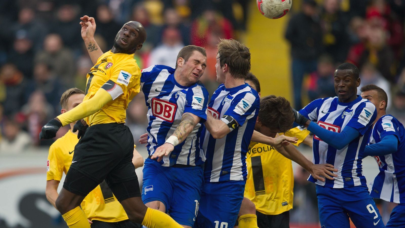 
                <strong>Lasogga entschied das bislang letzte Duell - für Dresden</strong><br>
                Das bislang letzte Pflichtspiel-Duell zwischen Dynamo Dresden und Hertha BSC am 2. März 2013 hatte es in sich - und brachte mehrere kuriose Geschichten mit sich. Zum einen entschied Pierre-Michel Lasogga (Mi.) das Zweitliga-Spiel durch ein Eigentor zugunsten Dynamos. Aber noch kurioser: Die Vorlage zum 1:0 lieferte der heutige Dynamo-Coach Cristian Fiel, der damals bei den Gastgebern eingewechselt wurde. Nun hofft Fiel am Mittwochabend (ab 20:15 Uhr im Liveticker) auf den nächsten Dynamo-Coup gegen Hertha.
              