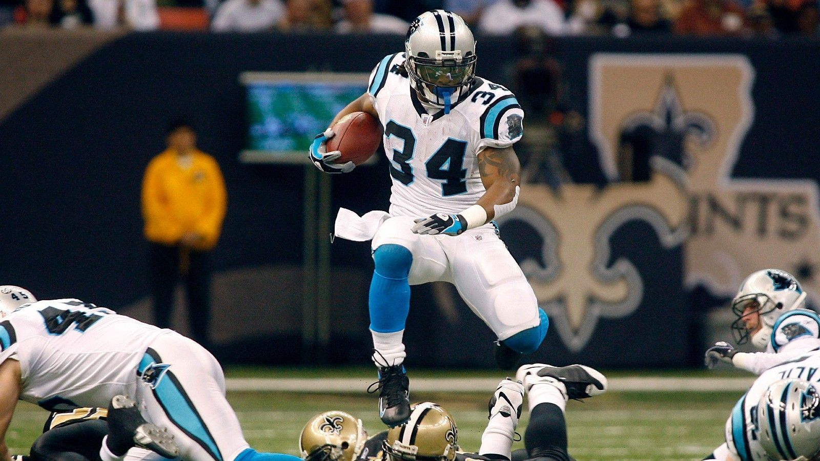 
                <strong>Carolina Panthers: DeAngelo Williams</strong><br>
                &#x2022; Rushing Yards: 1.515<br>&#x2022; Saison: 2008<br>Mit 18 Rushing Touchdowns führte er die NFL in diesem Jahr an, eine Saison später wurde er in den Pro Bowl gewählt.
              