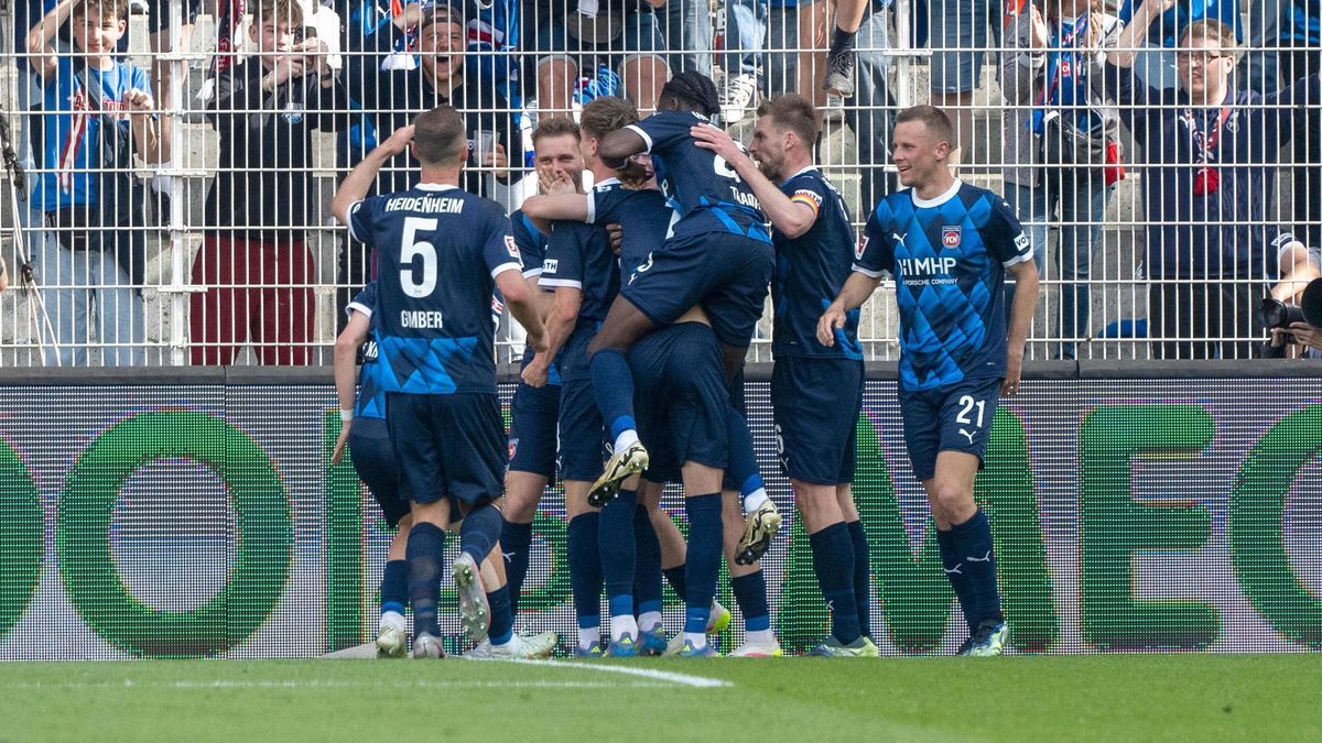 Fußball, Herren, Saison 2024 2025, 1. Bundesliga (33. Spieltag), 1. FC Union Berlin - 1. FC Heidenheim, Gästeblock, Fans und Spieler von Heidenheim, Jubel nach Tor zum 0:2, 10.05. 2025, *** Soccer,...