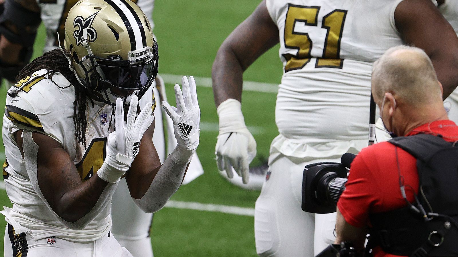 
                <strong>Kamaras rekordträchtiger Abend </strong><br>
                Am 16. Spieltag konnte selbst der schlechteste Fantasy Manager ganz dick punkten - wenn er denn Alvin Kamara aufgestellt hatte. Im Spiel gegen die Minnesota Vikings stellte der Running Back der New Orleans Saints einen fast 90-jährigen Rekord ein. Kamara erzielte in der Partie sechs Rushing Touchdowns. Als einzigem Spieler war dies zuvor Ernie Nevers gelungen, Ballträger der Chicago Cardinals, im Jahre 1929. Der Saints-Star erzielte in einem Spiel damit mehr Touchdowns als Ezekiel Elliott, Christian McCaffrey oder Chris Carson (alle 5) in der gesamten Saison.
              