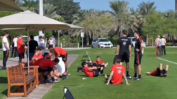 
                <strong>Eintracht Frankfurt </strong><br>
                Eintracht Frankfurt: Für den 14. der Liga-Tabelle geht die Reise nach Abu Dhabi, Vereinigte Arabische Emirate. Vom 4. bis zum 13. Januar trainiert das Team bei rund 20 Grad, um für die Rückrunde gewappnet zu sein.
              