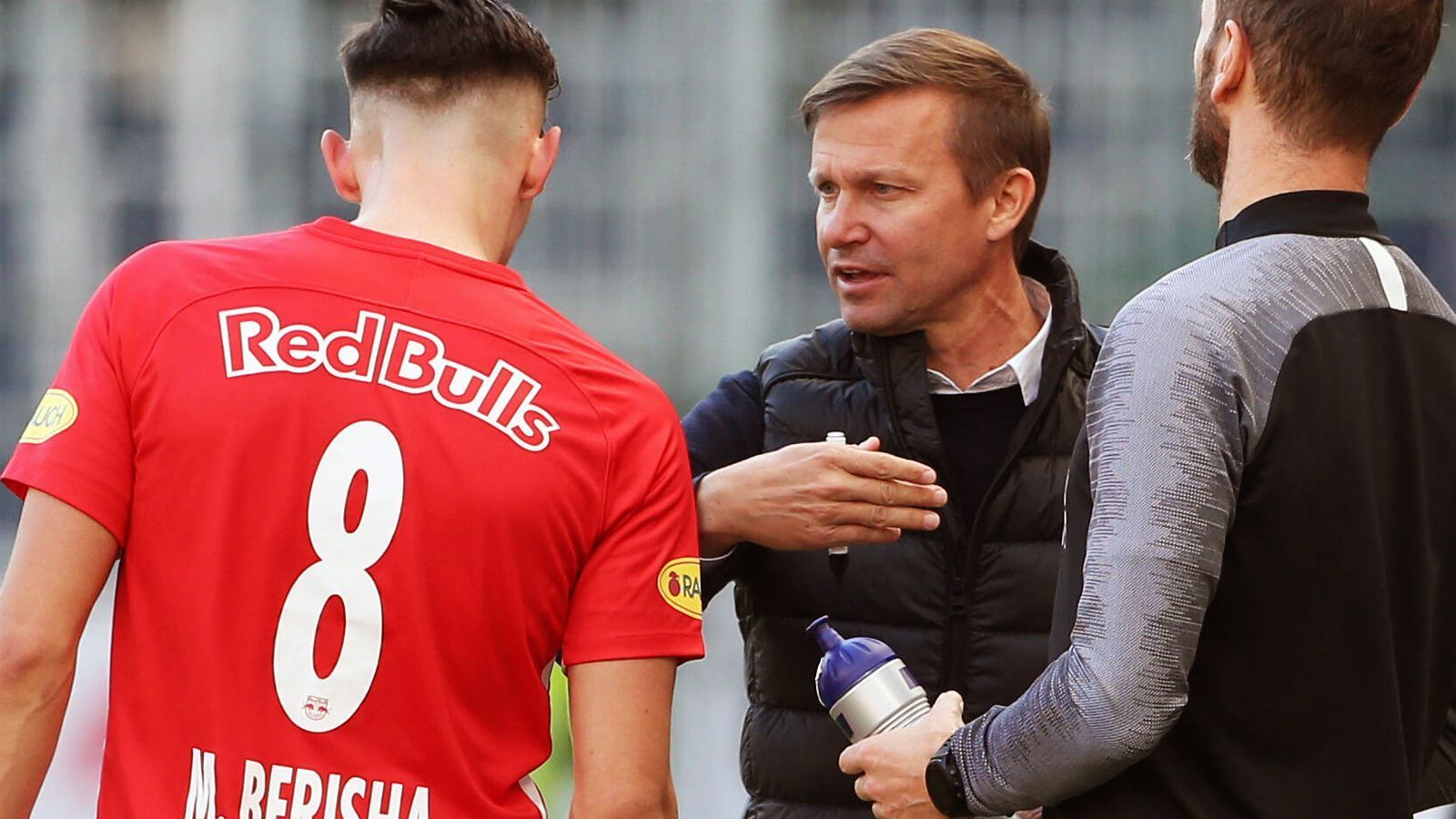 
                <strong>Wie Jesse Marsch vom Beckham-Rivalen zur heißen Trainer-Aktie wurde</strong><br>
                Bei den Salzburgern, die sich seit der Ära von Ralf Rangnick ab 2012 zu einem der interessantesten Ausbildungsvereine in Europa entwickelt haben, stehen aktuell einige deutsche Talente im Kader. Ein solches ist der deutsche U21-Nationalspieler und aktuelle EM-Teilnehmer Mergim Berisha (die U21-EM live auf ProSieben, ProSieben MAXX und ran.de). Der 22 Jahre alte Stürmer aus Berchtesgaden profitierte von Abgängen wie jenen von Erling Haaland und Hee-Chan Hwang (Leipzig), ist mittlerweile im System Marsch als spielstarker Angreifer gesetzt. Alleine in der Gruppenphase der Champions League brachte es Berisha auf sechs Scorerpunkte (vier Tore, zwei Vorlagen). 
              