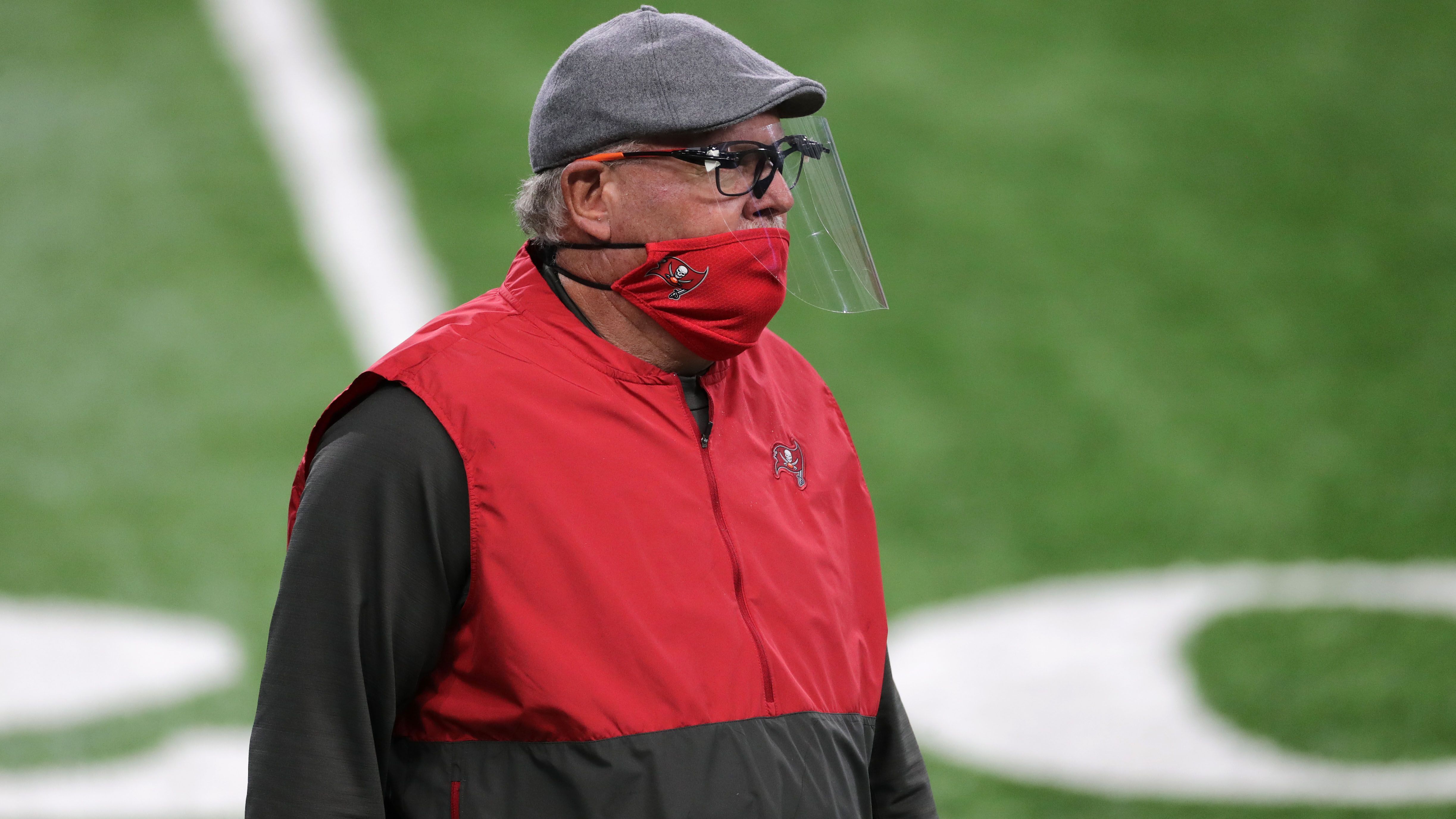 
                <strong>Bruce Arians</strong><br>
                Der 68-Jährige Bruce Arians ist einer der erfahrensten Trainer im NFL-Zirkus. Nachdem er zunächst als Assistent bei diversen Teams im Coaching Staff arbeitete, übernahm er 2013 die Rolle des Head Coaches der Arizona Cardinals. 2017 wurde er entlassen, zwei Jahre später holten ihn die Tampa Bay Buccaneers als neuen Cheftrainer. Als Assistent gewann er mit den Pittsburgh Steelers bereits 2005 und 2008 den Super Bowl, nun greift er nach seinem ersten Triumph als Head Coach.
              