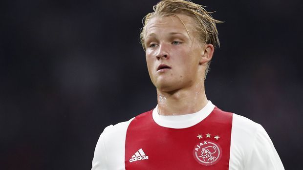 
                <strong>Kasper Dolberg</strong><br>
                Laut "Bild" der aktuelle Topkandidat. Denn: Dolberg hat mit BVB-Trainer Peter Bosz bei Ajax zusammengearbeitet. Dortmund soll bereits im vergangenen Winter Interesse an dem 19 Jahre alten dänischen Nationalspieler gehabt haben. Dolberg kann offensiv auf allen Positionen eingesetzt werden, in der vergangenen Spielzeit kam er in 48 Pflichtspielen auf satte 33 Treffer. Zuletzt soll Amsterdam ein 50-Millionen-Euro-Angebot aus Monaco abgelehnt haben. Aber: Ajax kann seinem Toptalent in dieser Saison keinen europäischen Wettbewerb bieten.
              