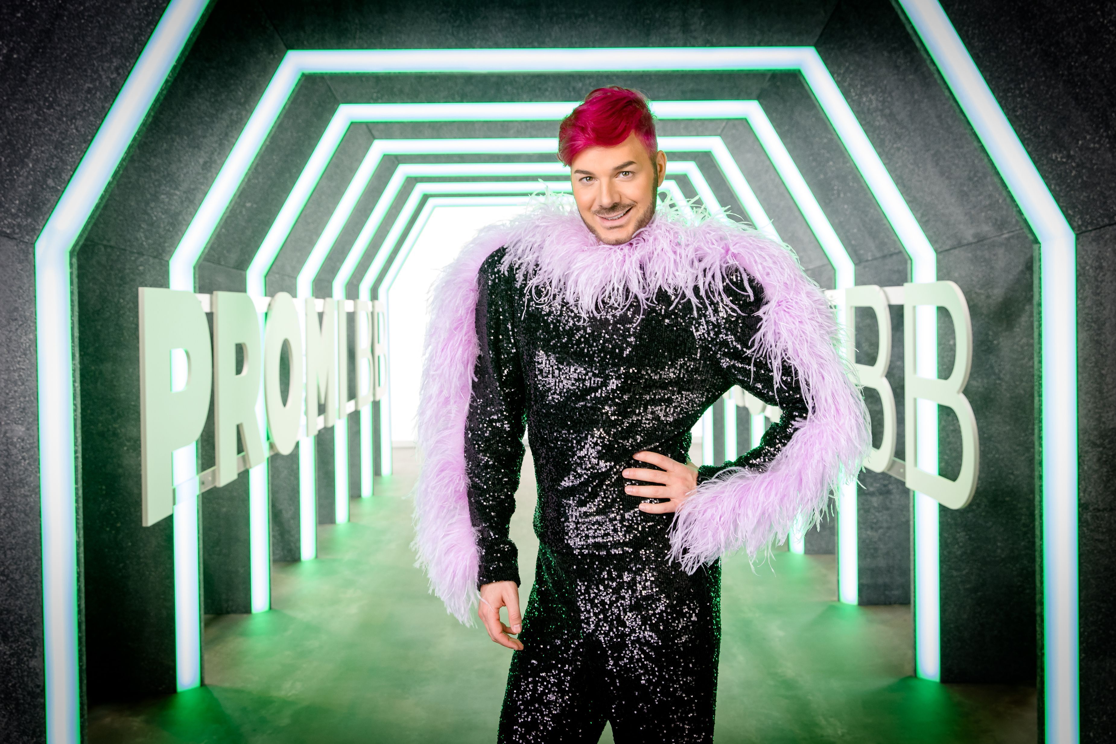 Mit "Prince Charming"-Teilnehmer Sam Dylan wirds bunt bei "Promi Big Brother" 2022.
