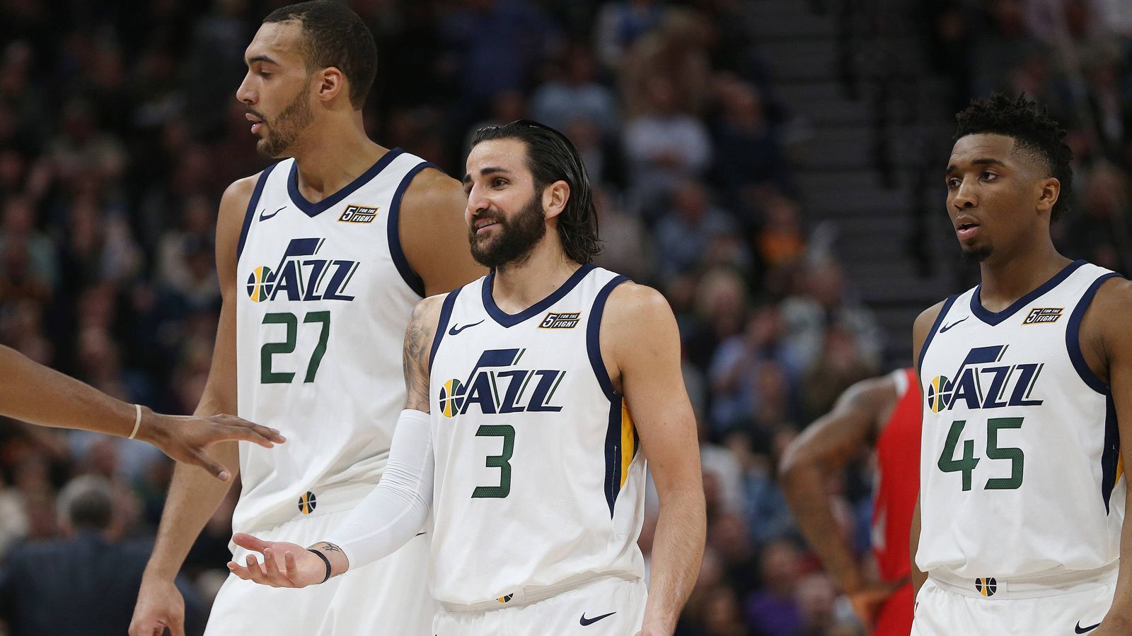 
                <strong>4. Platz im Westen: Utah Jazz</strong><br>
                Die Jazz haben ihr großes Potenzial bereits in der letzten Saison angedeutet. Mit Defensive Player of the Year, Rudy Gobert und dem "eigentlichen" Rookie of the Year, Donovan Mitchell, haben die Jazz eine Mannschaft mit denen man fest in den Playoffs rechnen muss. 
              