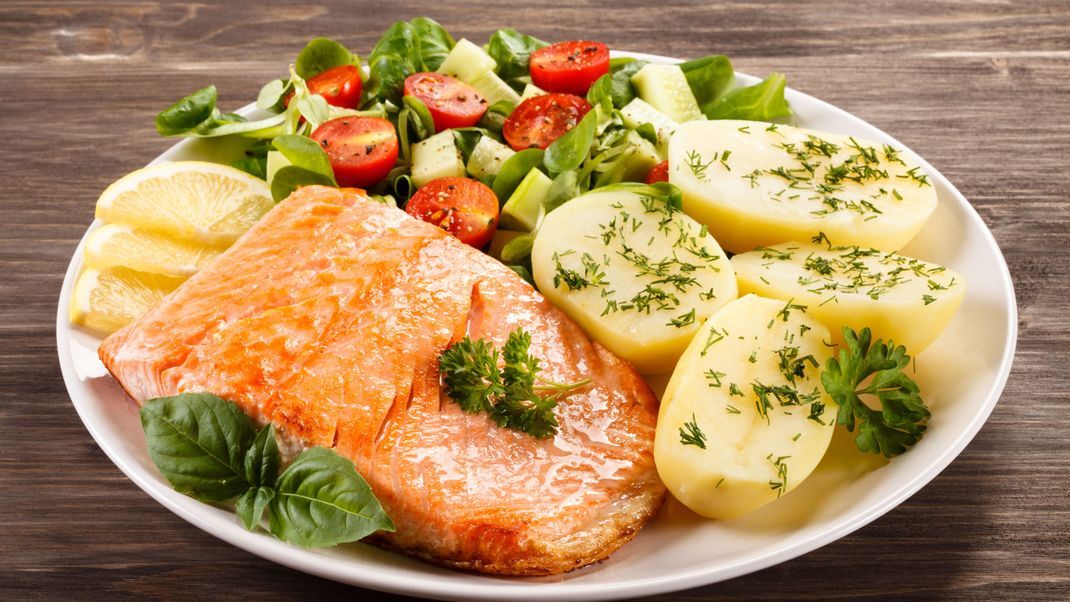 Fisch mit Kartoffeln und Salat sättigen nicht nur, sondern halten auch deinen Cholesterinwert in Schach.