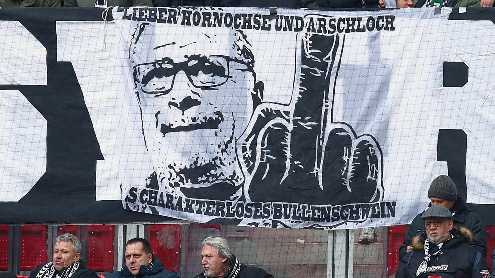 
                <strong>"Charakterloses Bullenschwein"</strong><br>
                Auf einem weiteren Transparent in der Red-Bull-Arena war ein Konterfei von Eberl zu sehen, daneben eine Hand, die den Stinkefinger zeigt. "Lieber Hornochse und Arschloch als charakterloses Bullenschwein", war darauf zu lesen. 
              