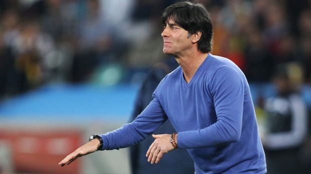 
                <strong>Joachim Löw und sein blauer Pulli</strong><br>
                Joachim Löw ist zwar kein Bundesliga-Trainer, doch sein blauer Pulli ist schon Kult. Bei der Weltmeisterschaft 2010 vergeht kein Spiel, bei dem der Bundestrainer den Pullover nicht anhat. Mittlerweile ist er Teil des DFB-Museums.
              