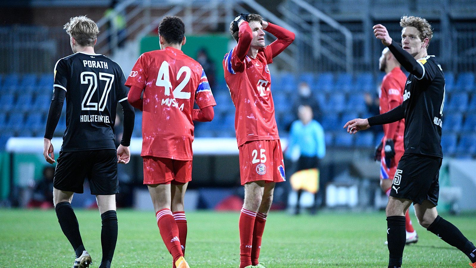 
                <strong>13. Januar: Pokal-Aus bei Holstein Kiel</strong><br>
                Nach dem Triple in der Vorsaison scheitern die Bayern in der Saison 2020/21 im Achtelfinale des Pokals. Beim Zweitligisten Holstein Kiel setzt es für die Elf von Trainer Hansi Flick eine Niederlage im Elfmeterschießen. Die Verteidigung des Triples ist damit bereits früh im Jahr nicht mehr möglich. 
              