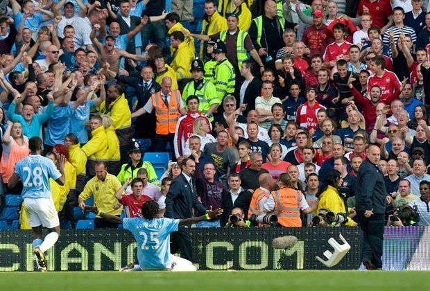 
                <strong>Emmanuel Adebayor</strong><br>
                Der ebenfalls zu den Citizens gewechselte Kolo Touré (l.) kann Adebayors "Feier" nicht mehr aufhalten. Zwischen den Fangruppen kann im Anschluss nur schwer eine Auseinandersetzung verhindert werden
              