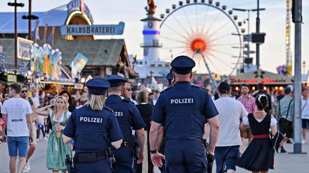 Polizisten patrouillieren auf dem Oktoberfest (Archivbild).