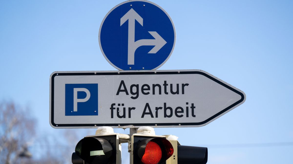 Der Schriftzug "Parkplatz - Agentur für Arbeit" ist auf einem Schild vor der Agentur für Arbeit zu sehen.