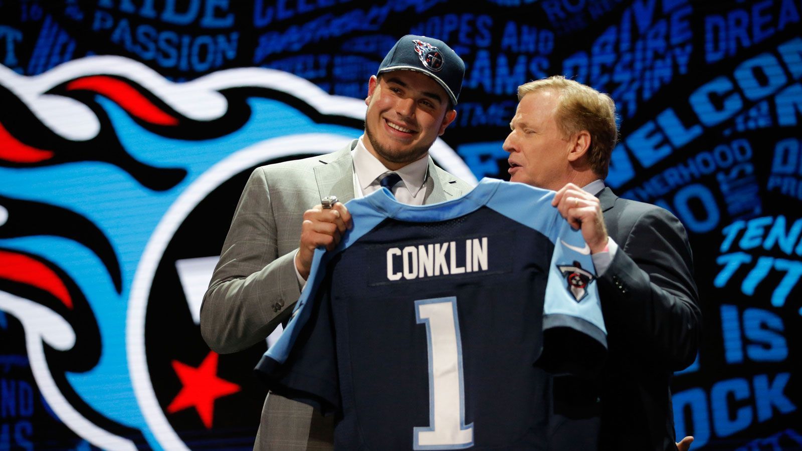 
                <strong>8. Pick 2016: Jack Conklin</strong><br>
                Die Tennessee Titans sicherten sich nach einem Tausch mit den Cleveland Browns die Rechte am achten Pick des Drafts 2016 und wählten Offensive Tackle Jack Conklin - ein Glücksgriff, wie sich später herausstellen sollte. Vier Jahre lang beschützte Conklin seinen Quarterback in Tennessee zuverlässig, stand in 57 Spielen von Beginn an auf dem Rasen und erlaubte zehn Sacks. Vor Beginn der Saison 2020 wechselte er zu den Cleveland Browns und hat sich auch dort als Starter etabliert.
              