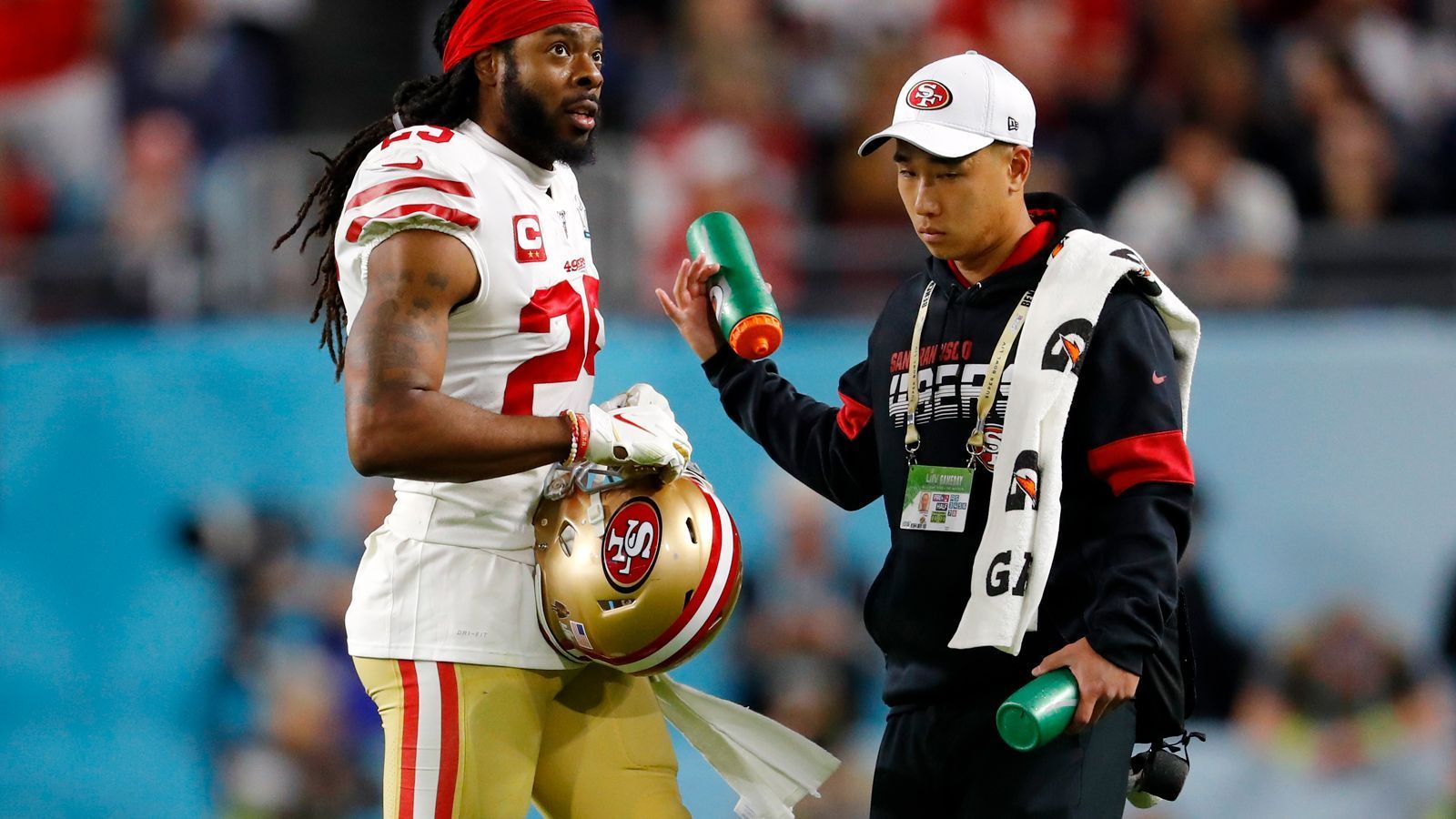 
                <strong>San Francisco 49ers: Richard Sherman (Defense)</strong><br>
                Möchte man eine Schwachstelle in der 49ers Defense ausmachen, ist es die Cornerback-Gruppe. Dabei überzeugte Richard Sherman im vergangenen Jahr mit starken Leistungen. Wie lange kann Sherman noch auf diesem Level spielen? Der ehemalige Seahawks-Star ist immerhin bereits 32 Jahre alt. Für den Erfolg der 49ers ist Shermans Klasse elementar, denn hinter ihm ist die Cornerback-Gruppe mit Akhello Witherspoon und Emmanuel Moseley nur durchschnittlich besetzt.
              