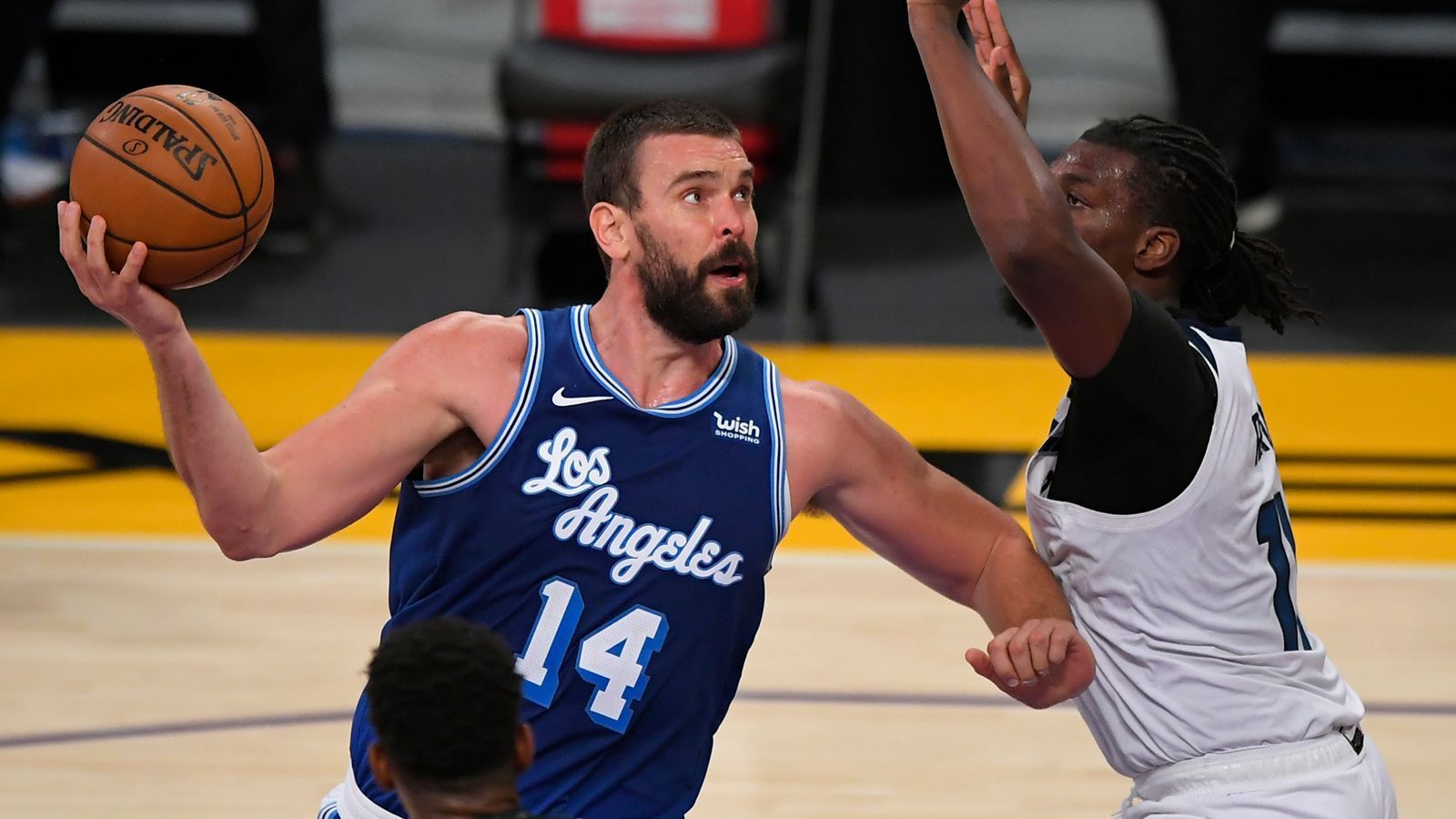 
                <strong>Marc Gasol (36 Jahre)</strong><br>
                Die vergangene Saison lief ernüchternd für Marc Gasol. Als Starting Center wurde ihm bei den Lakers Andre Drummond vor die Nase gesetzt. Doch dessen Vertrag ist nun ausgelaufen. Gasol, der nach dem Olympia-Aus mit Spanien seine Nationalmannschaftskarriere beendet hat, geht nun in sein letztes Vertragsjahr bei der Franchise. Aber auch in der kommenden Saison muss er sich auf Teilzeitarbeit einstellen: Dwight Howard und Anthony Davis werden ihm Minuten streitig machen.
              