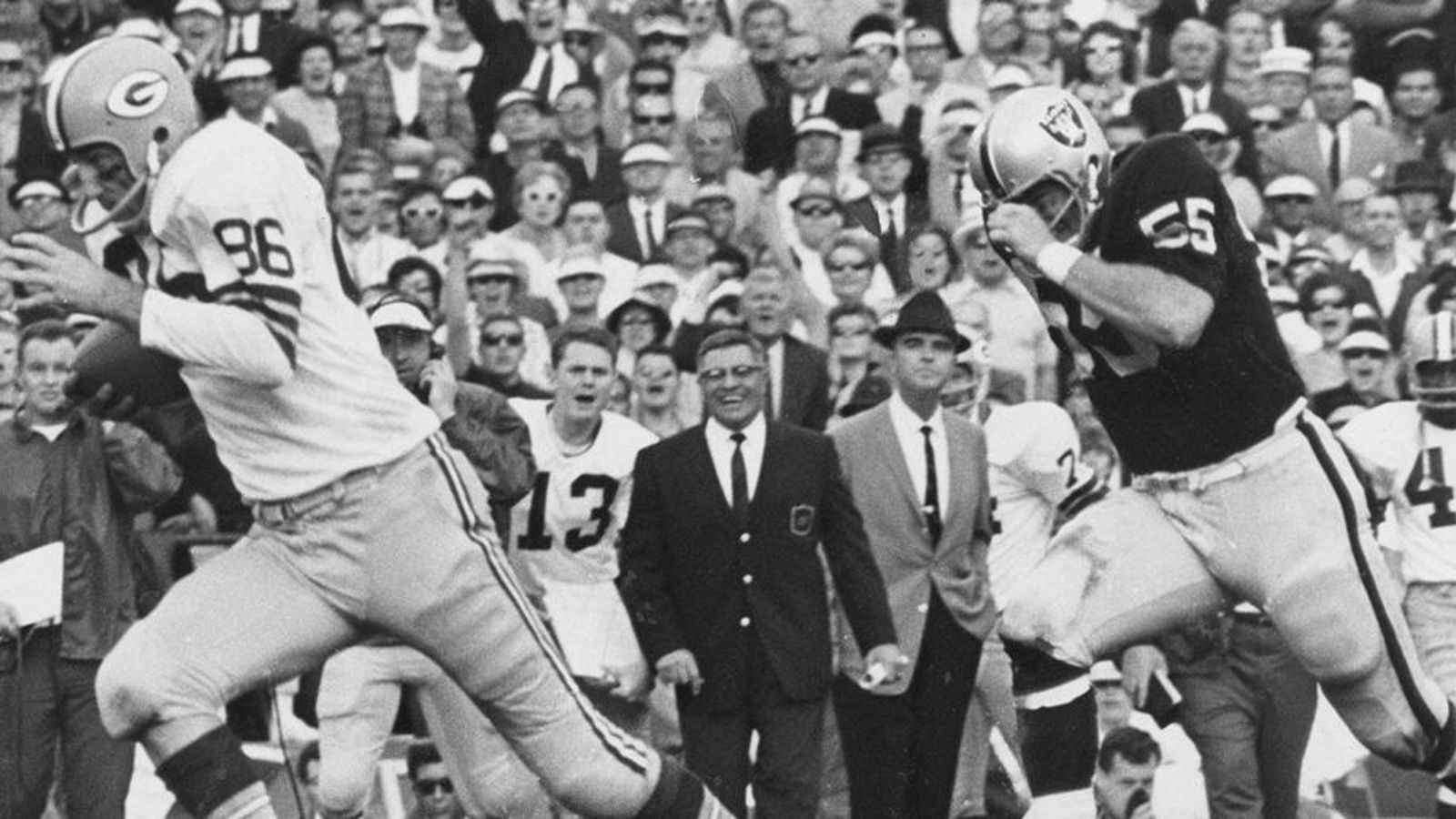 
                <strong>American Football League - Die Geburtsstunde des Super Bowl</strong><br>
                Die AFL und die NFL lieferten sich einen erbitterten Kampf um Spieler und Standorte. Eine Kostenexplosion war die Folge. Daher wurden die beiden Ligen im Jahre 1970 unter dem Dach der NFL zusammengeschlossen. Bereits ab 1967 spielte der Meister der NFL gegen den Meister der AFL - das war praktisch die Geburtsstunde des Super Bowl.
              