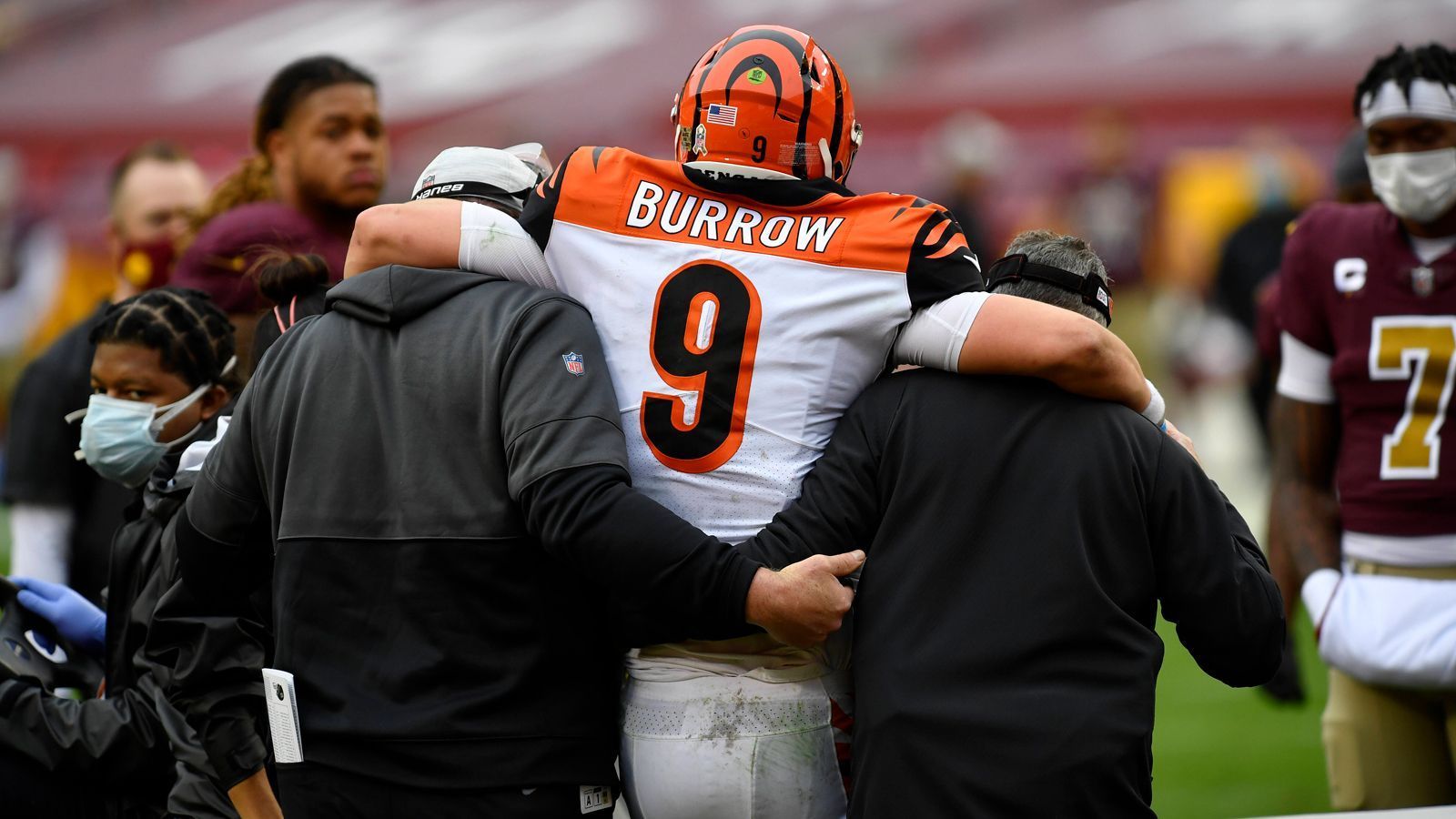 
                <strong>Ein märchenhaftes Comeback </strong><br>
                Ein weiterer Grund die Bengals zu unterstützen ist die märchenhafte Entwicklung, welche das Team in dieser Saison nahm. Nachdem sich Quarterback Joe Burrow in seiner Rookie-Saison 2020 eine schwere Knieverletzung zuzog und für den Rest der Saison ausfiel, war nicht abzusehen, wie er von dieser Verletzung zurückkehren würde. Auch der Erstrundenpick von 2021, Ja'Marr Chase, leistete sich dann einige Drops in der Preseason, sodass kaum jemand mit den Bengals in dieser Saison rechnete. Was folgte, war jedoch eine bockstarke Spielzeit des Teams, welches nach einigen starken Spielen nun vollkommen zurecht im Super Bowl steht. 
              