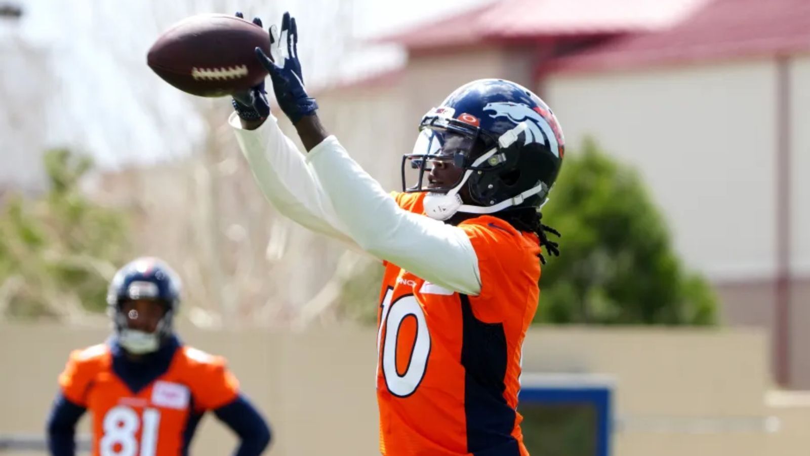 
                <strong>Gewinner: Jerry Jeudy (Denver Broncos)</strong><br>
                Wenn ein Team einen neuen Quarterback bekommt, dann ist die erste Frage im Training Camp stets, wer seine Lieblings-Anspielstation wird. Im Falle von Russell Wilson bei den Denver Broncos ist recht klar, wer sein favorisiertes Ziel wird: Jerry Jeudy. Nachdem der junge Receiver in den letzten Monaten Probleme mit dem Gesetz sowie mit Verletzungen hatte, zeigte er im Training Camp schon seine ganze Klasse. Mit dem Saisonaus von Tim Patrick wird auf Jeudy noch mehr Arbeit zukommen.
              