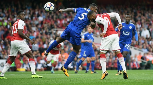 
                <strong>Alexandre Lacazette (FC Arsenal)</strong><br>
                Der französische Arsenal-Neuzugang Alexandre Lacazette erlebte beim 4:3-Erfolg gegen Leicester innerhalb von 90 Minuten Höhen und Tiefen des Fußball-Geschäfts. Schon nach zwei Minuten traf der frühere Lyon-Torjäger per Kopf zur Führung für die "Gunners". Anschließend lagen die Londoner mit 1:2 bzw. 2:3 in Rückstand. Doch durch die späten Treffer von Aaron Ramsey (83.) und Lacazettes Landsmann Olivier Giroud (85.) konnte der FC Arsenal doch noch einen Auftaktsieg feiern.
              