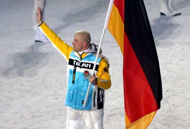 
                <strong>2010 in Vancouver: André Lange</strong><br>
                Mit gewohnt goldblonder Haarpracht lief der Bobfahrer André Lange mit der Deutschlandflagge ins BC Place Stadium ein. Er selbst steuerte eine Gold- und eine Silbermedaille zum zweiten Platz im Medaillenspiegel bei. 
              