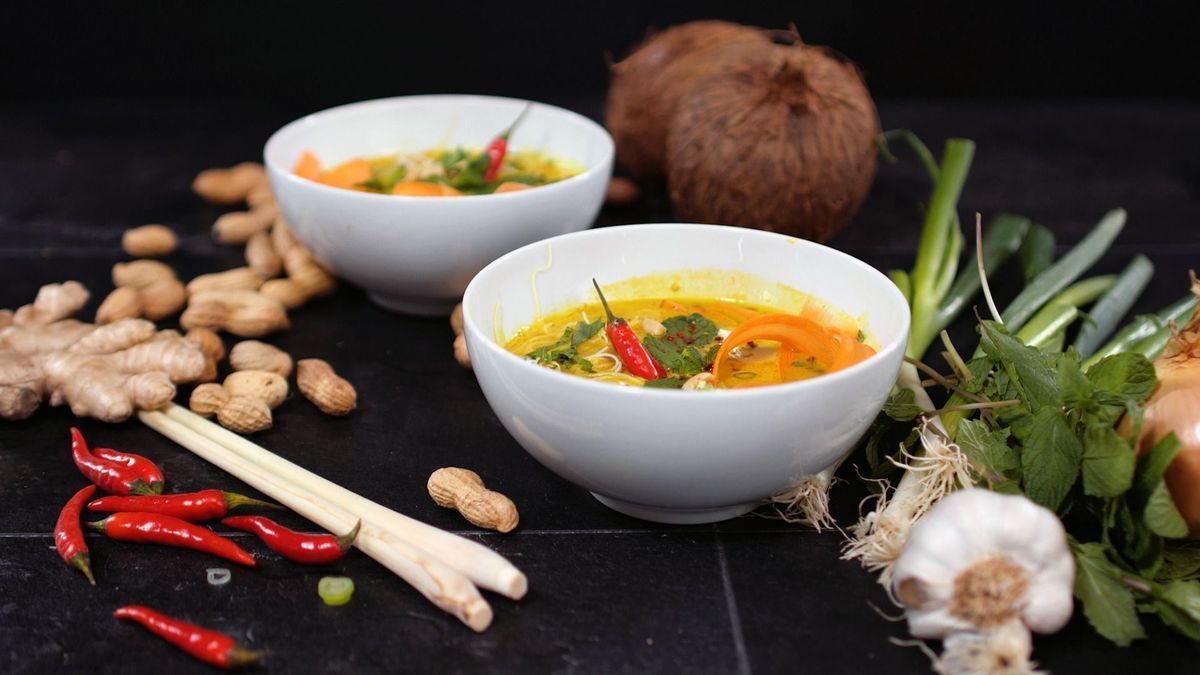 Asiatische Kurkuma-Ingwer-Suppe mit Reisnudeln
