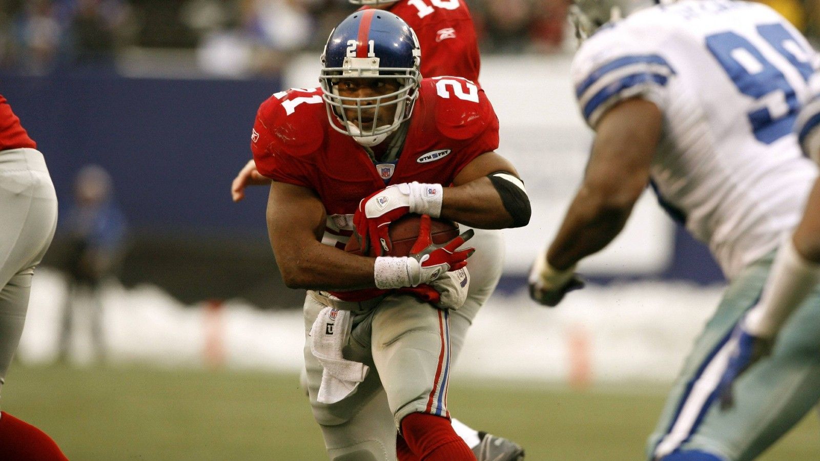 
                <strong>New York Giants: Tiki Barber</strong><br>
                &#x2022; Rushing Yards: 1.860<br>&#x2022; Saison: 2005<br>Mit Fumbles hatte er zu kämpfen, mit dem Erreichen von Rushing Yards gewiss nicht. In seinen fünf letzten Spielzeiten legte er jeweils mehr als 1.200 Yards auf, seine beste Saison war 2005. Er hält gleich mehrere Rekorde der Giants.
              