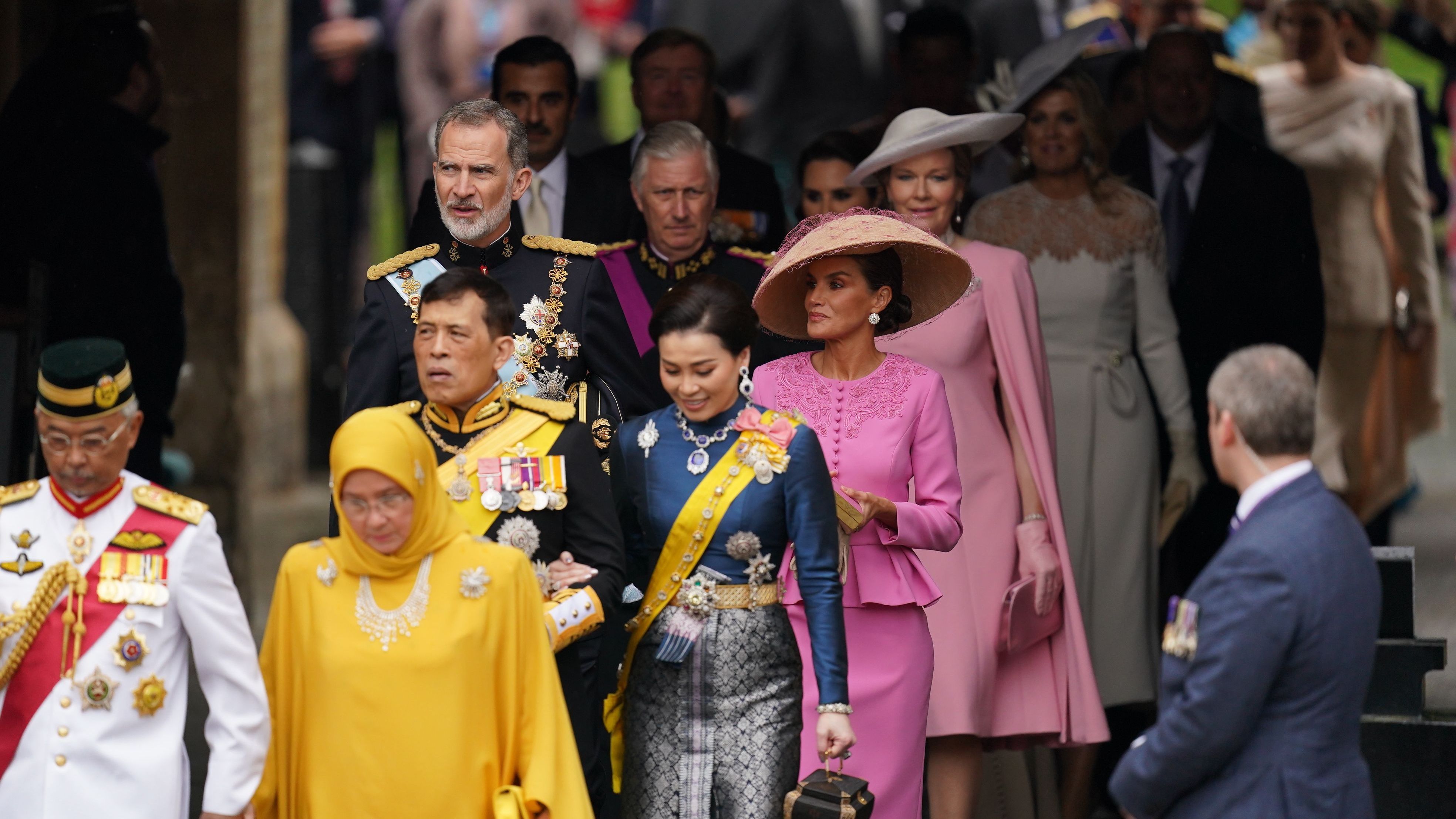 Der Dresscode der Gäste ist verhältnismäßig leger für ein solches Jahrhundert-Event: Felipe VI. und Königin Letizia von Spanien (Mitte) kommen vor der Krönungszeremonie von König Charles III. und Königin Camilla in der Westminster Abbey im Zentrum Londons an.