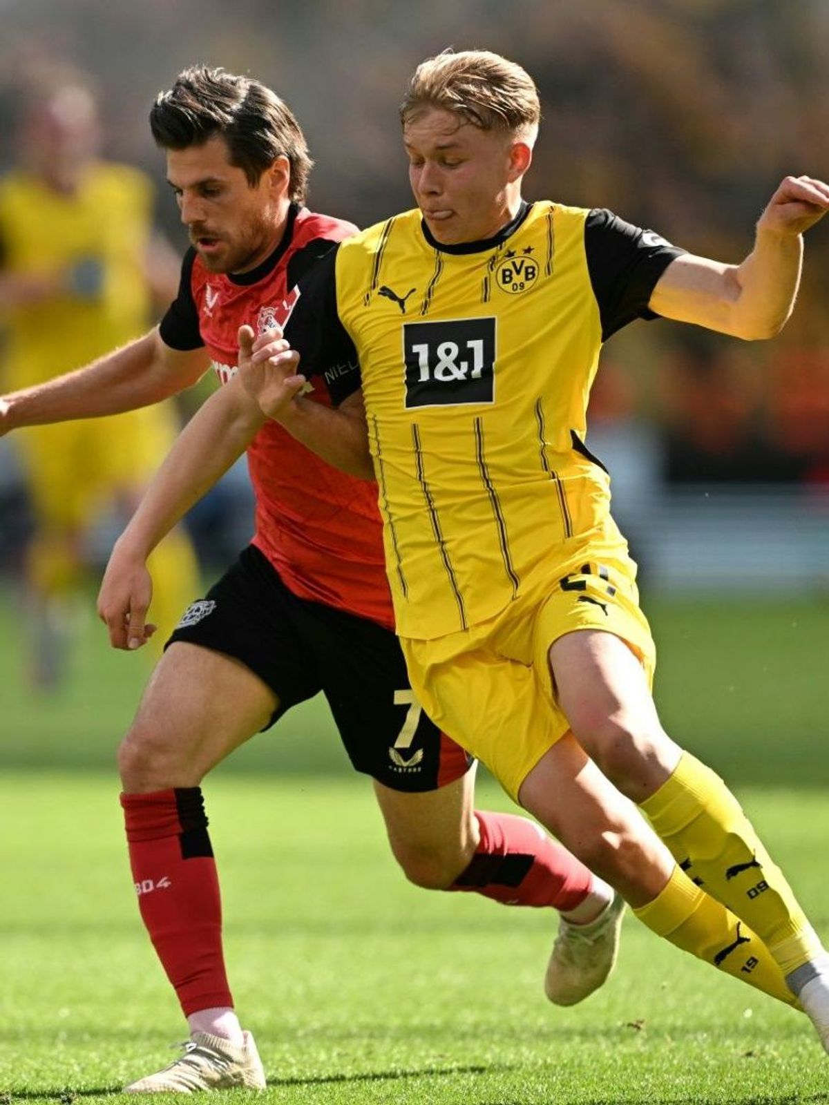 Daniel Svensson (r.) bleibt beim BVB