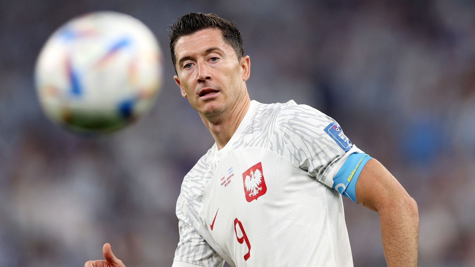 
                <strong>Star-Watch: So lief das Duell Messi vs. Lewandowski</strong><br>
                Außerdem müssen Lewandowski und die Polen richtig zittern. Ein weiterer Treffer von Argentinien oder ein Tor Mexikos im Parallelspiel würden das Aus bedeuten.
              