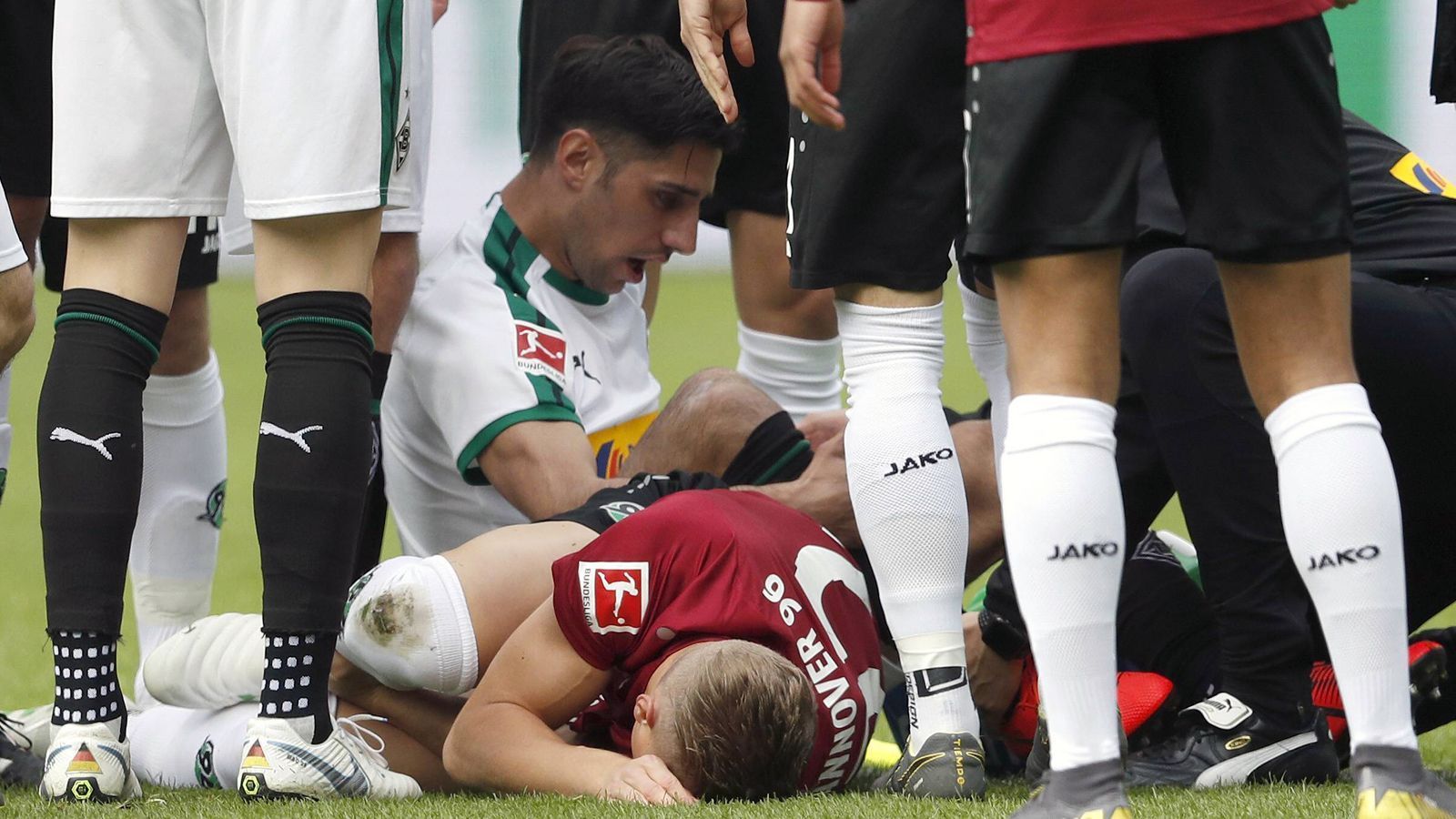 
                <strong>Lars Stindl (Borussia Mönchengladbach)</strong><br>
                Den 1:0-Sieg von Borussia Mönchengladbach bei Hannover 96 am 29. Spieltag musste Lars Stindl besonders teuer bezahlen. Der 30-Jährige zog sich im Duell beim Bundesliga-Schlusslicht einen Schienbeinbruch zu. Damit verpasst Stindl nicht nur das für Gladbach noch wichtige Saisonfinish, sondern voraussichtlich auch noch große Teile des Herbstes 2019.
              