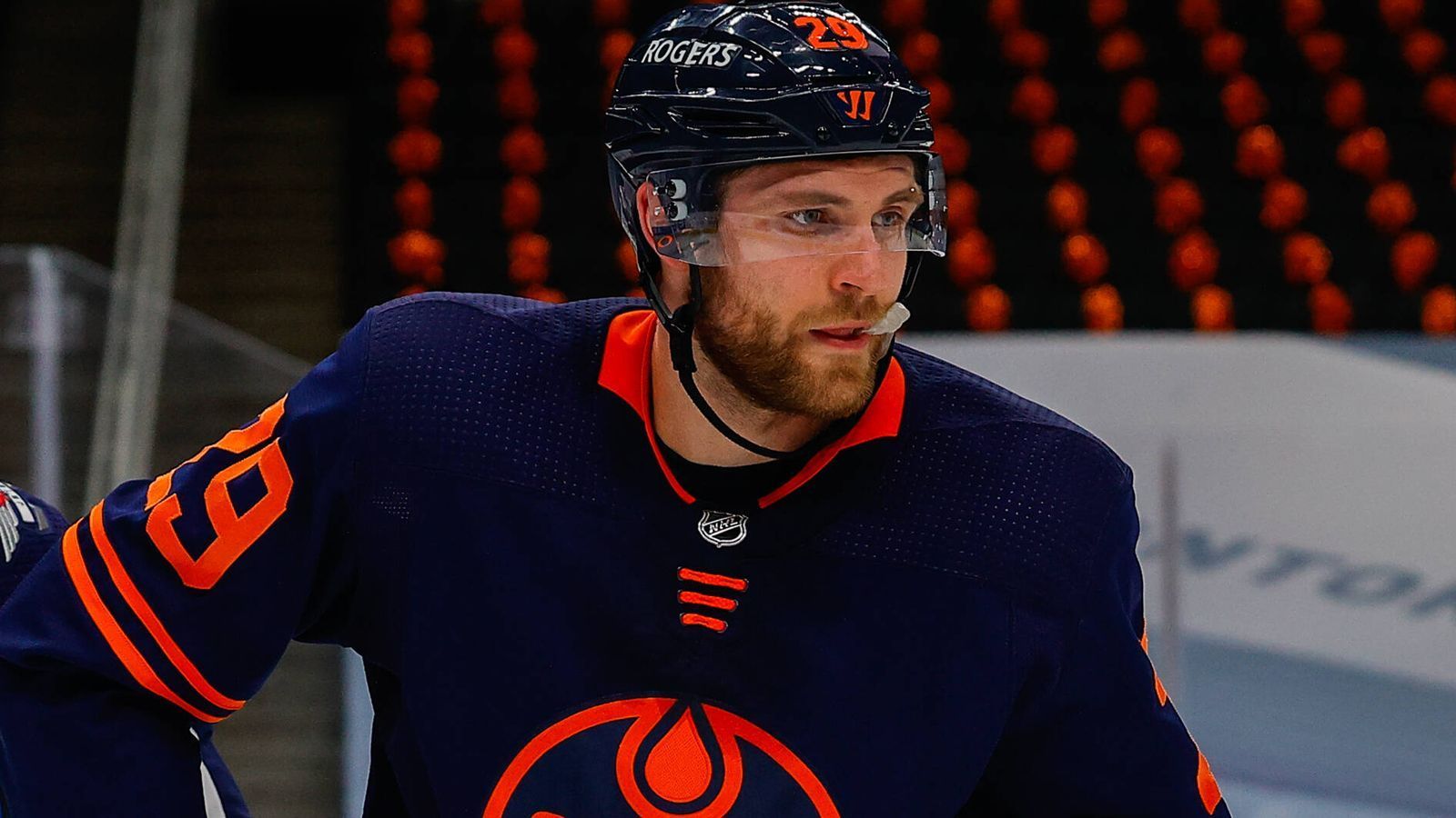 
                <strong>Leon Draisaitl (Edmonton Oilers)</strong><br>
                Der Deutsche gehört ebenfalls zu den Topstars der Liga. 2019/20 war er mit 43 Toren und 67 Assists Top-Scorer der NHL. Mit 110 Punkten sicherte sich der Angreifer als erster Deutscher die Art Ross Trophy als bester Punktesammler der Hauptrunde. Doch damit nicht genug: Der Center erhielt auch die Hart Memorial Trophy als MVP und den durch die Spielergewerkschaft NHLPA verliehenen Ted Lindsay Award. In der Corona-Saison standen erneut starke 84 Punkte in 56 Partien - dafür war in den Playoffs schon zum Auftakt Schluss. Was also noch fehlt: Der Stanley Cup. Vielleicht ja in dieser Saison? "Das ist die in der Tiefe am stärksten besetzte Truppe, die wir je hatten, seit ich hier bin", so Draisaitl.
              