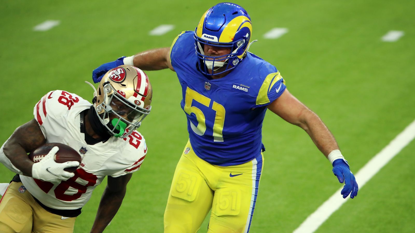 
                <strong>Troy Reeder</strong><br>
                Der Linebacker hat sich seit seiner Ankunft in der NFL in den Vordergrund gespielt. 2019 kam Reeder als Undrafted Rookie zu den Rams. Dabei erkämpfte er sich schon in der ersten Saison einen Startplatz, musste ihn aber zu Saisonbeginn wieder abgeben. Doch er gab nicht auf, sondern holte sich seinen Platz zurück und ist aus der Defense nicht mehr wegzudenken. Dabei gelangen ihm 81 Tackles und drei Sacks.
              