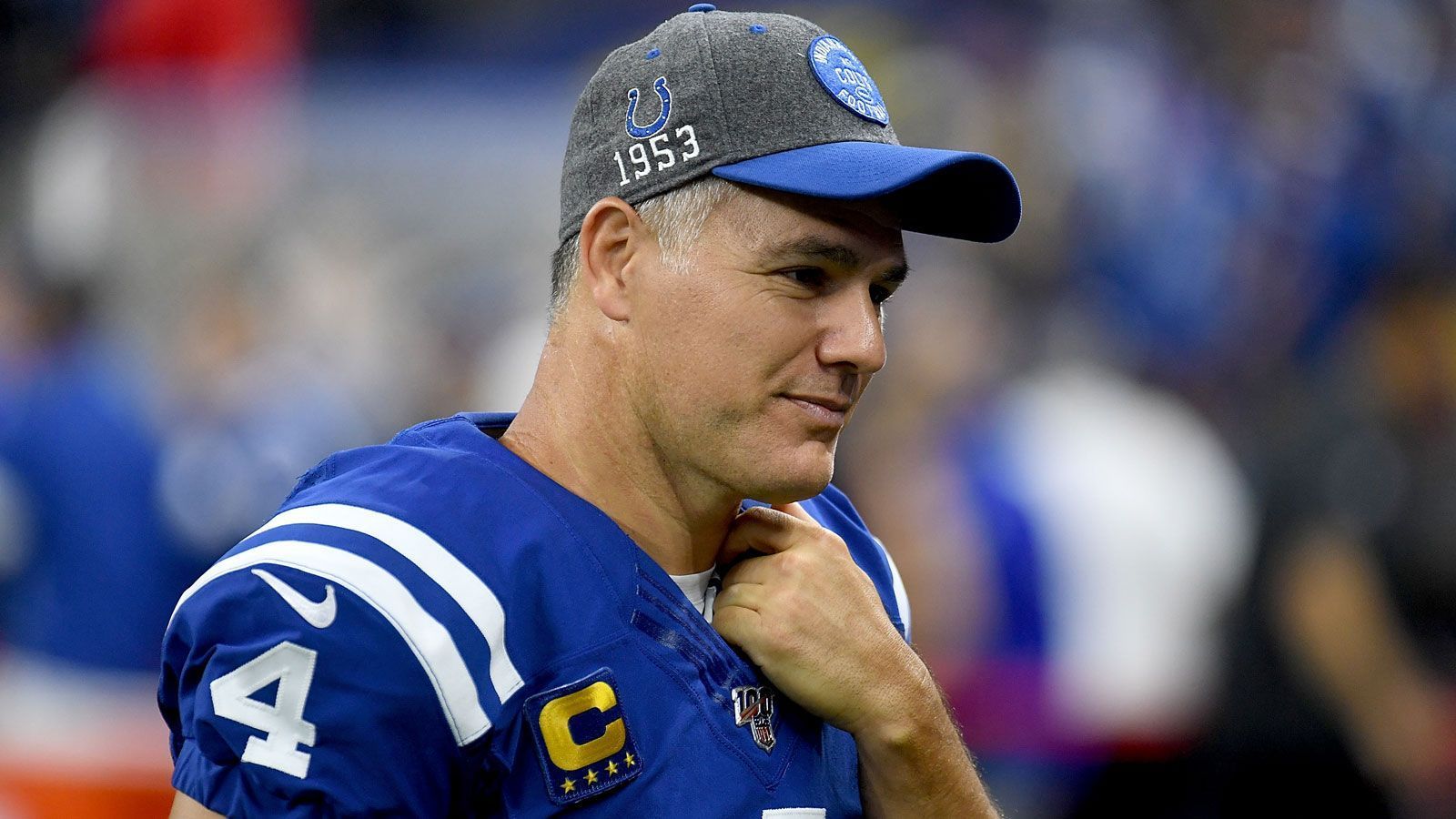 
                <strong>Adam Vinatieri (Kicker)</strong><br>
                Zugegeben: Die NFL ohne Adam Vinatieri - da würde schon was fehlen. Und ganz so schnell müssen wir wohl noch nicht Abschied nehmen vom Routinier, der seit 1996 kickt und kickt und kickt. Der viermalige Super-Bowl-Sieger hat bei den Indianapolis Colts zwar nach 14 Jahren keinen neuen Vertrag erhalten, strebt nach seiner Knie-OP aus dem Dezember aber laut NFL-Reporter Tom Pelissero ein Comeback an. Es wäre ihm zu wünschen, dass sich die Chance dazu ergibt. Denn das Ende auf diese Weise wäre dieser einzigartigen Karriere schlicht unwürdig.
              