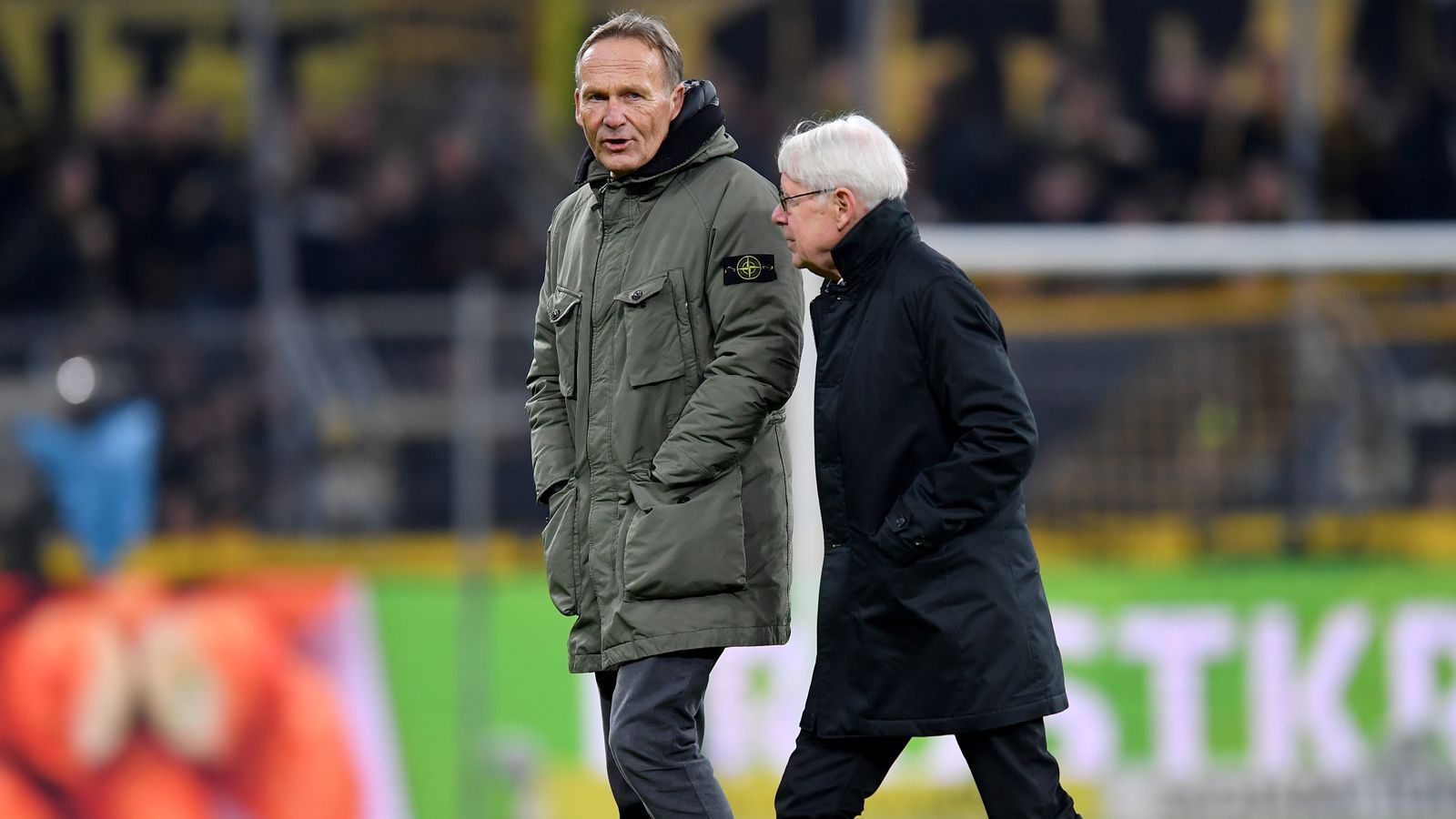 
                <strong>Borussia Dortmund</strong><br>
                Trotz immer neuer Rekordgewinne sind auch die Schwarz-Gelben nicht immun gegen Schulden. Zwar konnte die Borussia ihre Schulden über die vergangenen Jahre kontinuierlich senken, glaubt man dem Geschäftsbericht der Saison 2018/19 drücken die Dortmunder langfristig rund 17 Millionen Euro Schulden. 
              