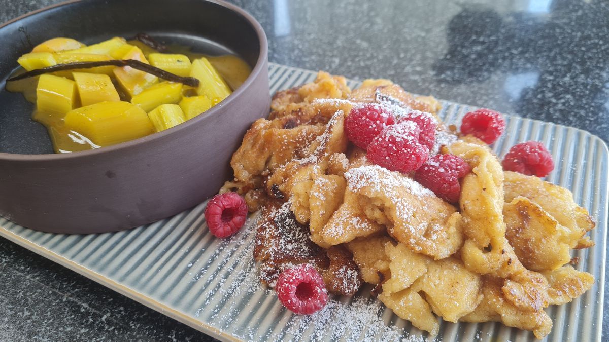 Fluffiger Kaiserschmarrn mit süßsaurem Rhababerkompott