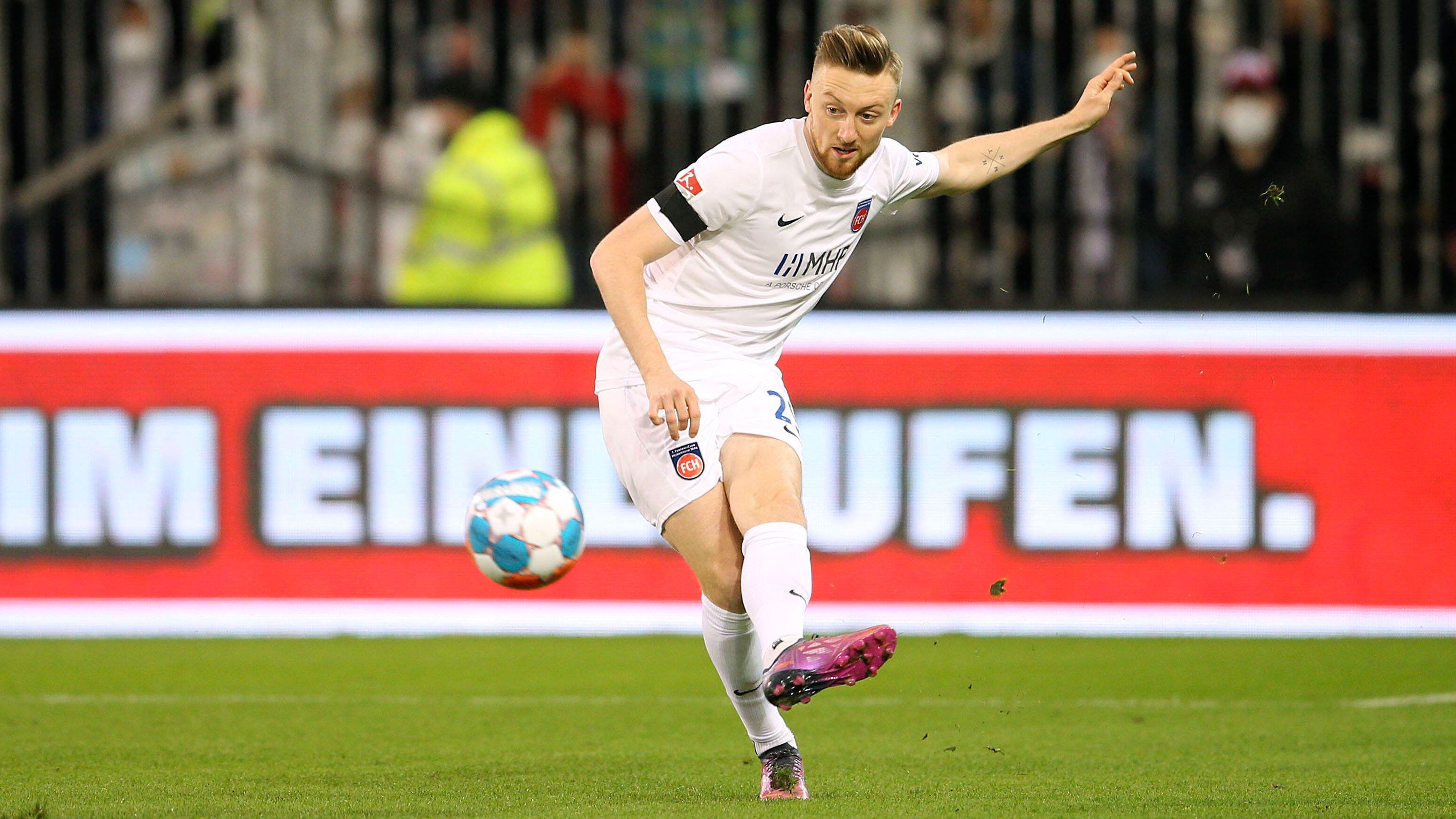 
                <strong>Tobias Mohr</strong><br>
                Linksaußen Tobias Mohr kommt mit der Empfehlung von acht Toren und sieben Assists von Zweitligist Heidenheim in den Ruhrpott und erhält einen Kontrakt bis 2025. "Tobias kann durch seine Stärken im Offensivbereich beide Positionen auf dem linken Flügel ausfüllen. Das gibt uns eine gewisse Flexibilität und Unberechenbarkeit, auch im Wechsel mit Thomas Ouwejan", freut sich der neue Cheftrainer Frank Kramer auf der Website über den Transfer des 26-Jährigen. Über Ablösemodalitäten wurde Stillschweigen vereinbart.
              