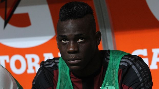 
                <strong>Verhaltens-Kodex beim AC Mailand</strong><br>
                ... hat Balotelli extra einen Verhaltens-Kodex unterschrieben, damit er wieder für den AC Mailand spielen darf. Inhalt: pünktlich sein, passender Haarschnitt, Twitter- und Disco-Verbot. Wir zeigen die wildesten Eskapaden Balotellis ...
              