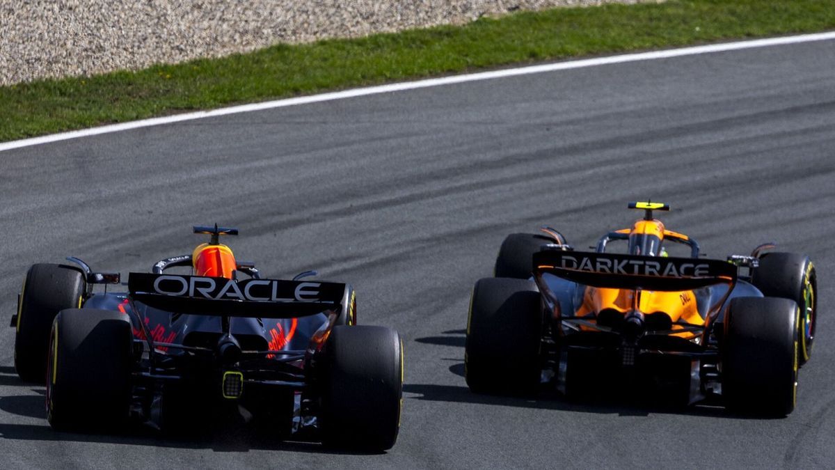 Max Verstappen im Red Bull RB20 neben Lando Norris im McLaren MCL38 in Zandvoort 2024