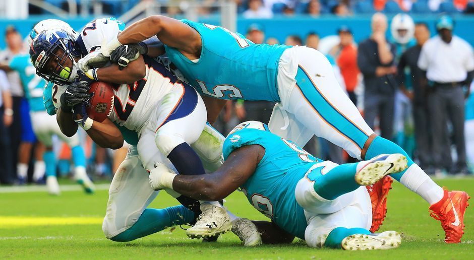 
                <strong>Defense: Miami Dolphins</strong><br>
                Die Dolphins spielten gegen eine der besten Verteidigungen der vergangenen Jahre. Im Duell mit den Broncos dominierte allerdings die Miami-Defense das Geschehen. Drei Pässe von Trevor Siemian fingen die Dolphins ab. Eine Interception trug Yavien Howard in die Endzone.Gesamte Punktzahl: 25
              