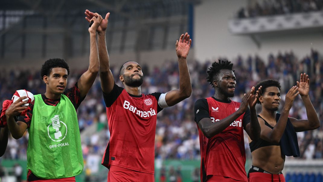 Leverkusens Mannschaft mit Jonathan Tah (2.v.l) reagiert nach dem Abpfiff.&nbsp;