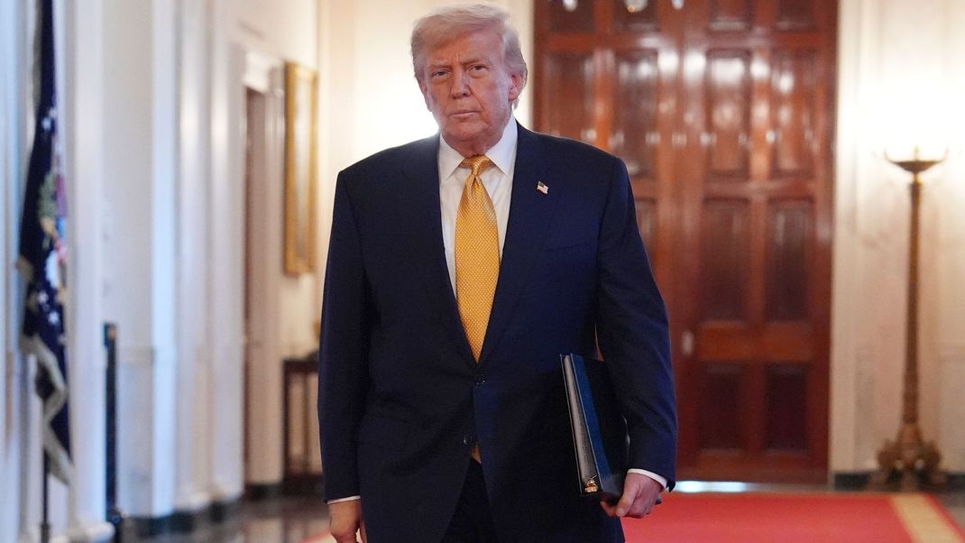 Donald Trump (Bild) steht wegen des "Wall Street Journal"-Berichts über seine Verbindung zu Jeffrey Epstein unter wachsendem Druck.