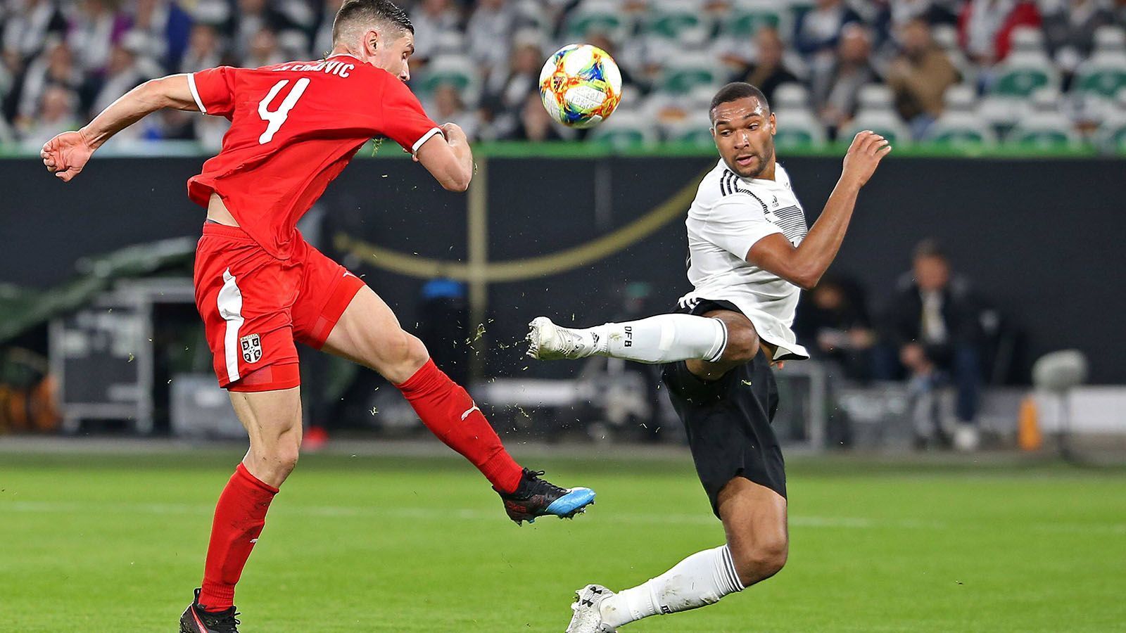 
                <strong>Jonathan Tah </strong><br>
                Der Innenverteidiger tat sich gegen die Serben sehr schwer, gab in den Zweikämpfen keine gute Figur ab und stand oft nicht richtig. Kurz vor der Halbzeit verlor er bei einem Freistoß des Gegners die Orientierung – fast wäre das mit einem Gegentor bestraft worden. ran-Note: 4
              