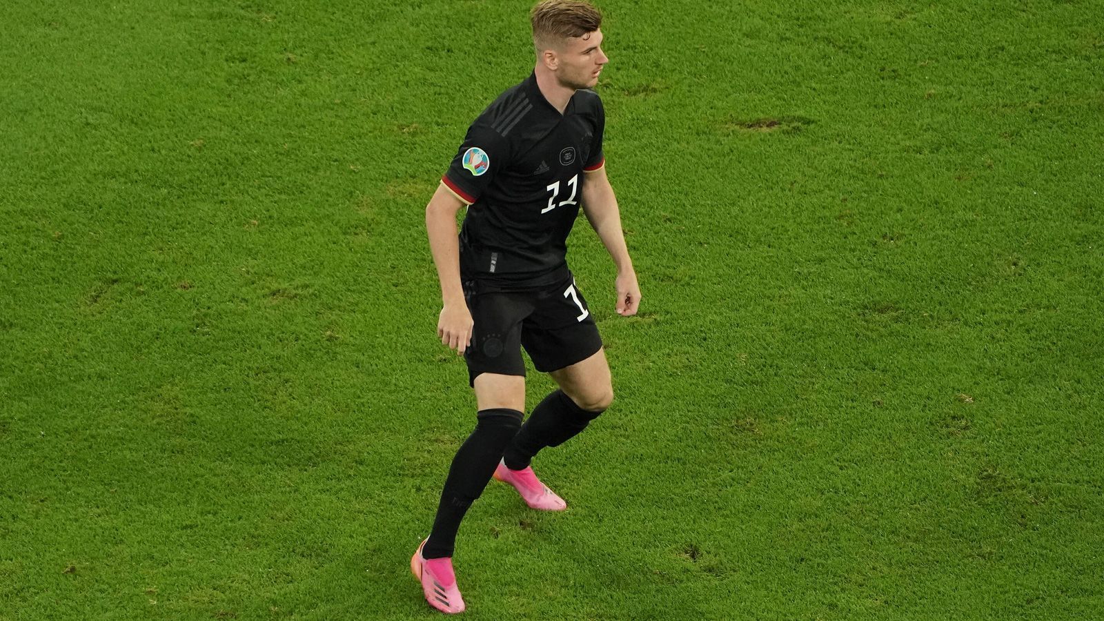 
                <strong>Angriff Mitte: Timo Werner</strong><br>
                Serge Gnabry strahlte gegen Ungarn nicht besonders viel Gefahr aus. Englands Innenverteidiger Harry Maguire ist gerade erst wieder fit geworden und ein Fels in der Abwehr. Aber ein Sprinter ist er nicht. Ihn in Laufduelle mit dem enorm schnellen Werner zu schicken, wäre aus meiner Sicht keine schlechte Idee.
              