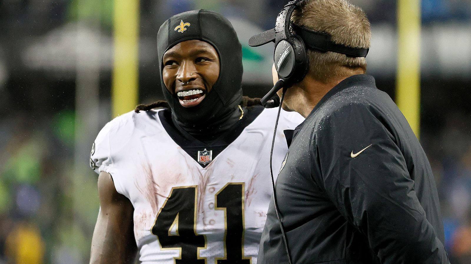 
                <strong>Gewinner: Alvin Kamara (New Orleans Saints)</strong><br>
                Im Monday Night Game hätte es eigentlich Seattle Seahawks gegen Alvin Kamara heißen sollen. Denn während die restliche Saints-Offense 43 Rushing Yards und 94 Receiving Yards aufweisen konnte, besiegte Kamara die Seahawks quasi im Alleingang. 51 Rushing Yards, 128 Receiving Yards und ein Touchdown Kamaras besiegelten den 13:10-Erfolg.
              