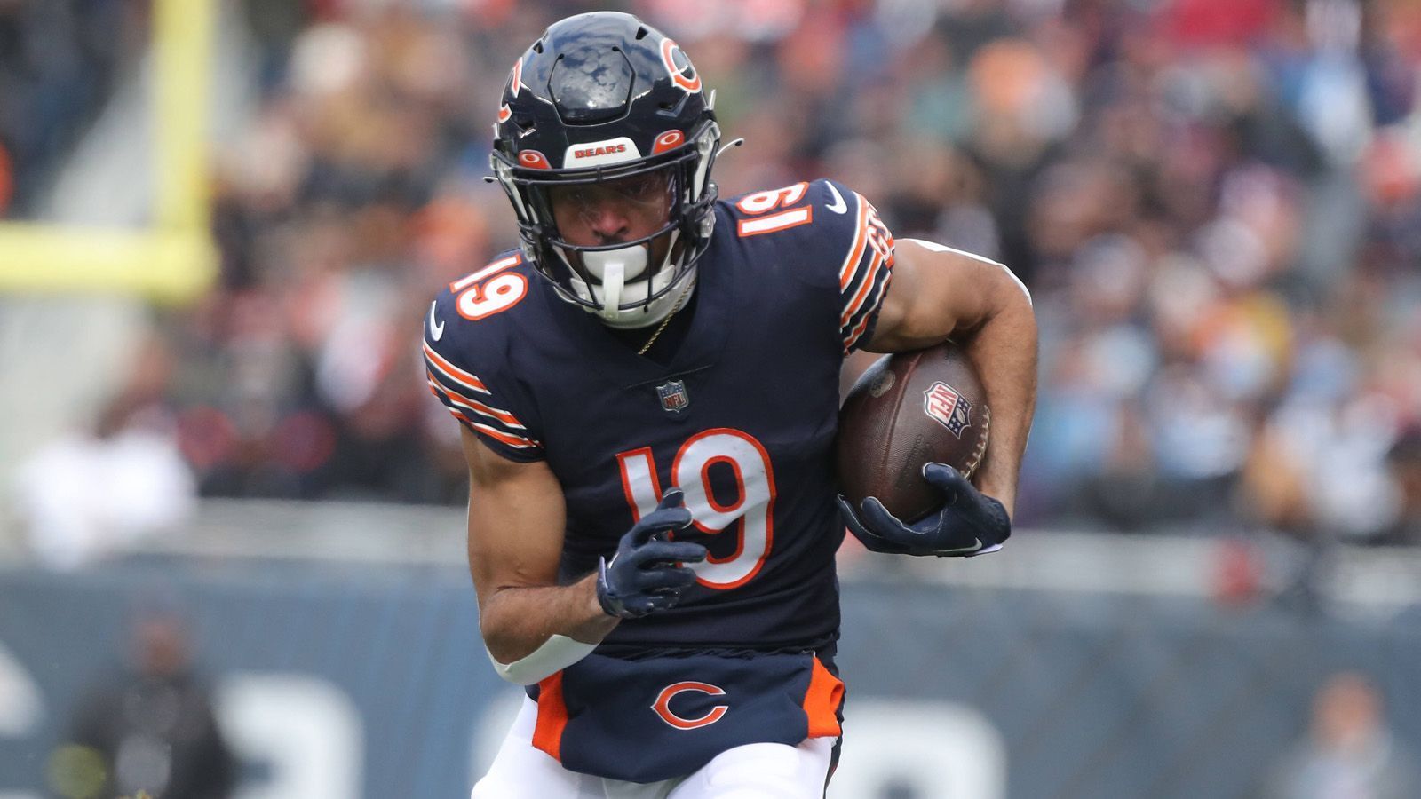 
                <strong>Equanimeous St. Brown (Chicago Bears)</strong><br>
                Equanimeous bekam bei der deutlichen Niederlage gegen die Lions relativ viel Spielzeit, er absolvierte 32 Snaps mit der Offensive, das sind immerhin 62 Prozent, einer seiner besseren Werte in diesem Jahr. Dabei fing er aber nur zwei Bälle für 20 Yards. Er steht vor dem letzten Spieltag bei 20 gefangenen Bällen für 320 Yards und einen Touchdown.
              